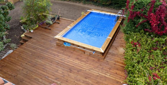 Terrasse en bois autour d'une piscine à Charbonnières-les-Bains